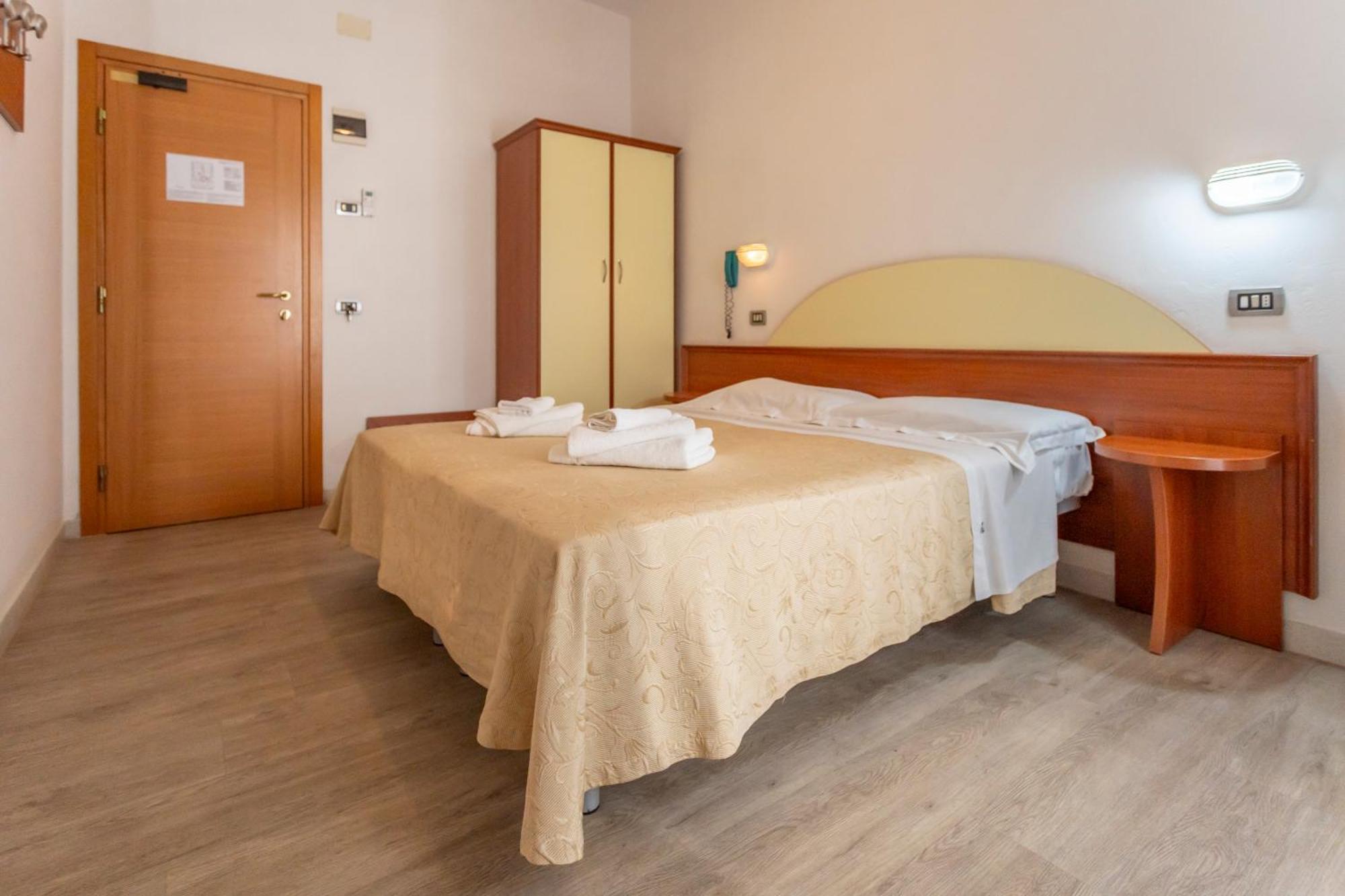 Hotel Clipper Каттолика Экстерьер фото