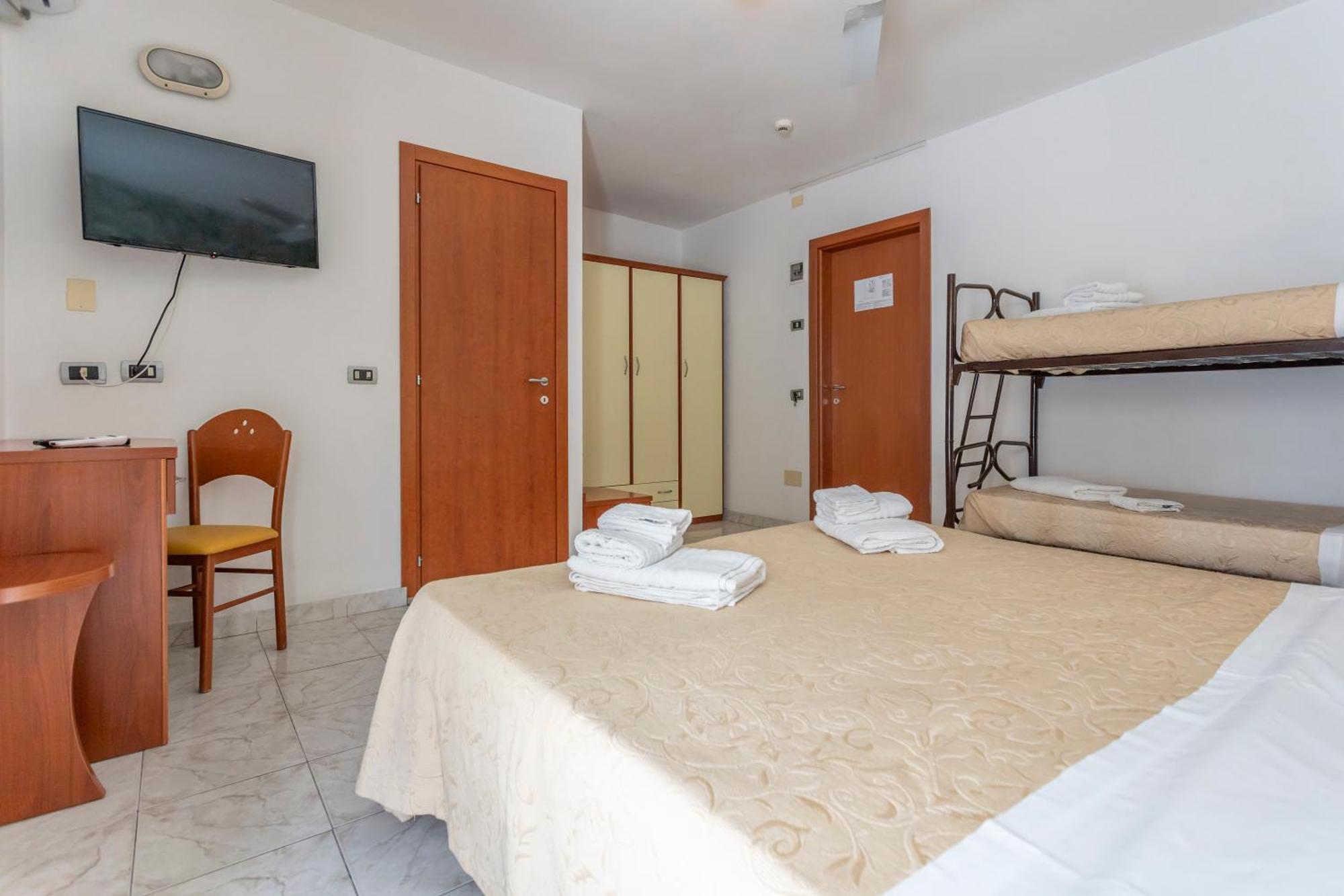 Hotel Clipper Каттолика Экстерьер фото